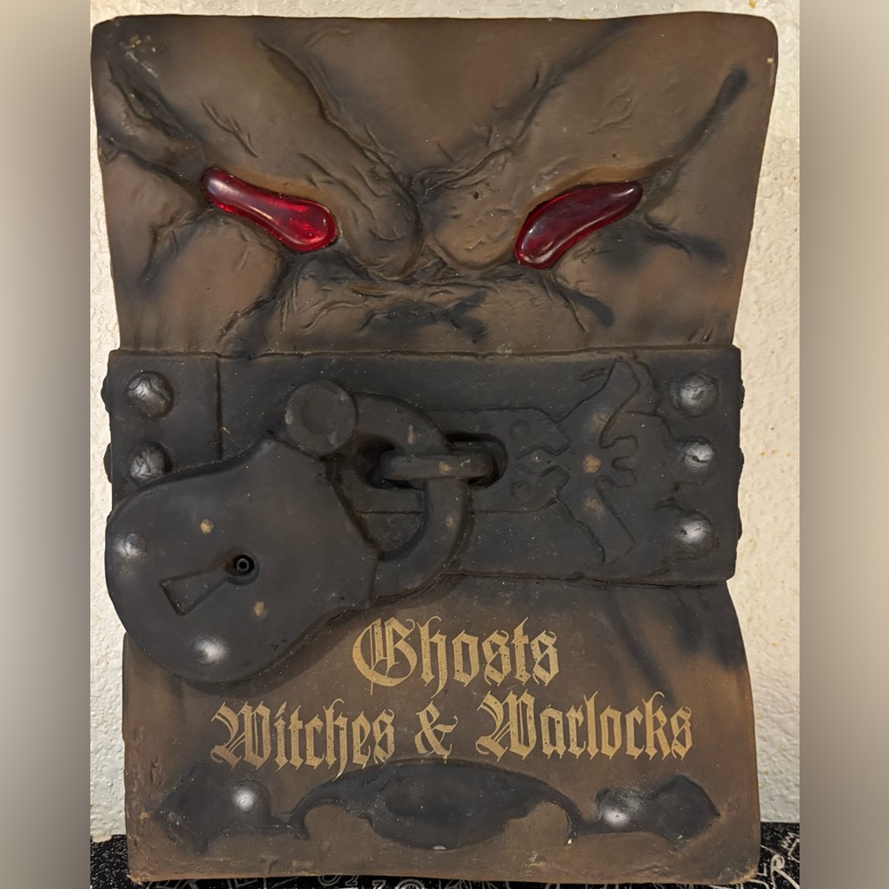 Vintage "HallowScream Nightmare Collection Shaking Haunted Book by Trendmasters